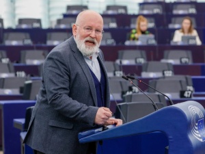 Koniec motoryzacji? Timmermans grzmi: „W 2050 r. prawie wszystkie pojazdy muszą być bezemisyjne”