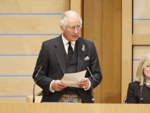 Zdrada Pałacu Buckingham. Jest nieoficjalny komentarz króla Karola III ws. udziału Harry'ego i Meghan w koronacji