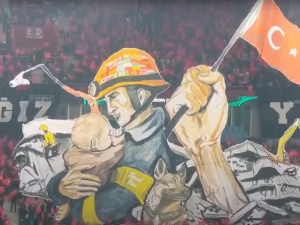 Kibice z Turcji podziękowali strażakom i ratownikom z Polski. Poruszająca oprawa [WIDEO]