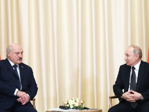 Czy to kod Morse'a?. Putin pląsa nogami w czasie spotkania z Łukaszenką [WIDEO]