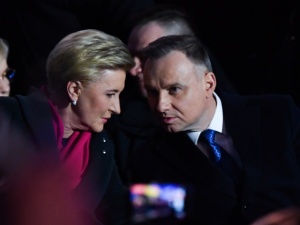 Prezydent nagle podszedł do Tuska. To zdjęcie obiegło sieć