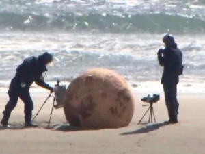 Zaskakujące informacje ws. wielkiej kuli znalezionej na plaży. Mimo badań obiekt pozostaje zagadką