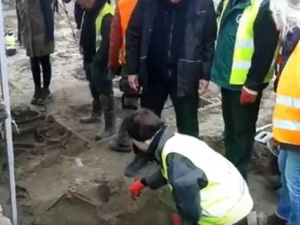 [Nasz News] Podczas ekshumacji szczątków na "Łączce" odkryto masowy grób pod grobami komunistów