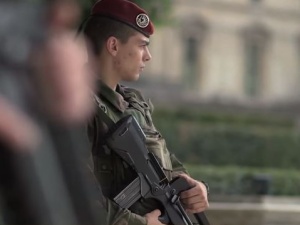 Francja: pod Paryżem samochód wjechał w grupę żołnierzy