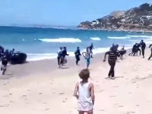 [video] Hiszpania: Imigranci przybili pontonem do brzegu i rozbiegli się między plażowiczami 