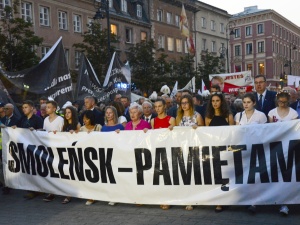 [nasza fotorelacja ] 88 Marsz Smoleński. Przeciwników marszu wyraźnie ubyło