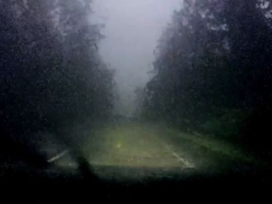 [video] Podczas nawałnicy zostali uwięzieni w samochodzie w okolicy Rytla. Zobacz nagranie