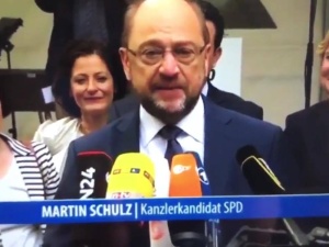[video] Mistrzowie drugiego planu. Martin Schulz składa kondolencje rodzinom ofiar, a w tle...