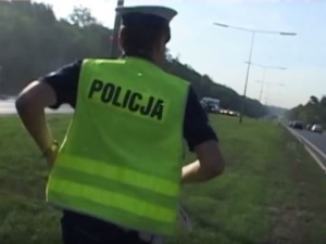 Nietypowy konwój policyjny. Policjanci eskortowali samochód z pogryzioną przez szerszenie kobietą