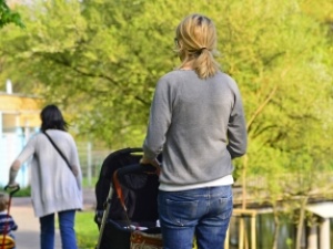 Politycy z Brukseli chcą aktywizować zawodowo Polki. Roczny urlop macierzyński im się nie podoba?