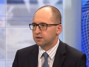 Adam Bielan czeka na raport PIP ws. przestrzegania prawa pracy przez francuskie koncerny w Polsce