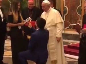 [video] Polityk oświadczył się w obecności papieża. Zobacz nagranie!
