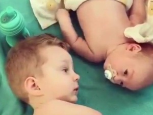 [video] Poruszający film bije w sieci rekordy oglądalności. Dla miłości nie ma przeszkód