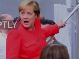 [video] Angela Merkel została obrzucana... pomidorami na wiecu wyborczym