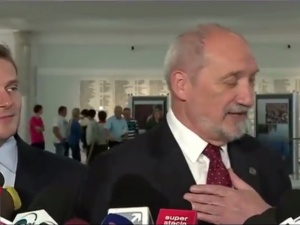 [video] Szarmancki Antoni Macierewicz. Nagranie podbija sieć
