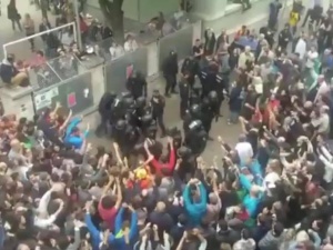 [video] Zamieszki w Katalonii, są ranni. Policja z całego kraju blokuje referendum