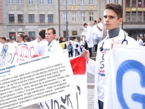 "Kodziarz kontra rezydent". Historia z protestu medyków podbija internet