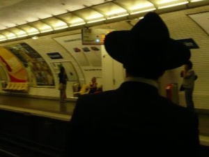 Cezary Gmyz porównuje żydowskie synagogi i restauracje w Warszawie i Berlinie. Znajdź różnicę