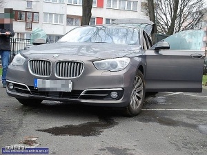 Chcieli ratować kierowcę, tymczasem w garażu odkryli skradzione BMW warte 200 tys. złotych