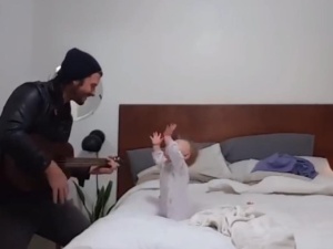 [video] Amerykański aktor zaśpiewał dla córeczki. Nie spodziewał się takiej reakcji...