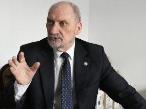 Antoni Macierewicz: "Ładunek wybuchowy musiał zostać umieszczony w Samarze"
