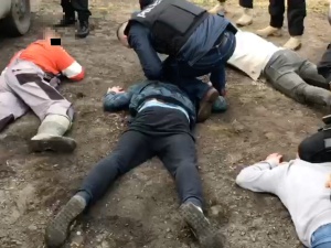 Zniewolili swojego pracownika. Teraz są w kajdankach