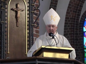 [Marsz Św. Życia] Bp Romuald Kamiński: Bóg stwarzając, tchnie Siebie w nas i ta Boskość w nas zostaje