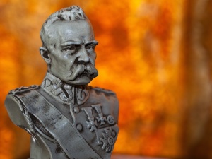 Skandal w Powiewiórce – pamiątki po Marszałku Piłsudskim przeniesiono z kościoła do kruchty