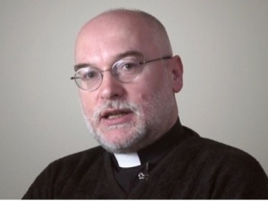 o.Kowalczyk SJ ostro o oskarżeniach o antysemityzm i Annie Azari: 48 godzin na opuszczenie naszego kraju?