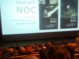 Krzysztof Wyszkowski relacjonuje na żywo promocję książki o mordowaniu Żydów przez Polaków w POLIN
