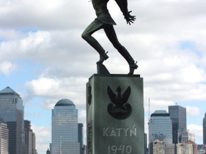 Reakcje na próbę usunięcia Pomnika Katyńskiego stojącego naprzeciwko Manhattanu