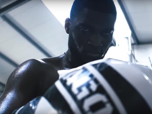 Dzień Flagi. Takie zdjęcie profilowe ma polski bokser Izu Ugonoh