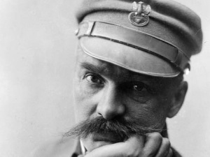 [video] 83.rocznica śmierci Marszałka Piłsudskiego. Kwiaty złożyli m.in premier i przedstawiciele KPRP
