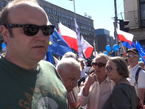 Dziennikarz uderzony kamieniem podczas Marszu Wolności!