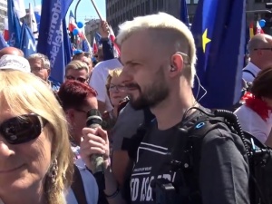 [video] Pyta.pl na Marszu Wolności: "Landrynki dla krasnoludków! Proszę mnie nie filmować!"