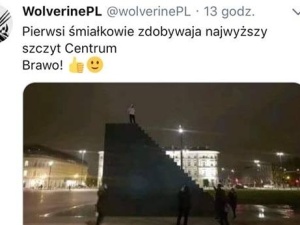 Grupa ludzi profanuje Pomnik Smoleński i publicznie zapowiada oddanie na niego moczu