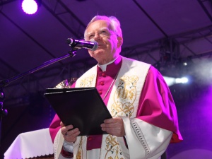 Abp Jędraszewski: Dziś wynosi się Najświętszy Sakrament, który swoją obecnością mówi - jestem pośród was