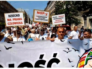 Ulicami Warszawy przeszła liczna manifestacja osób protestujących przeciwko polskiej polityce szczepień