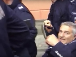 Frasyniuk: "Wspieramy KE w walce o Polskę. Art. 7 musi wejść w życie!". Internauci odpowiadają