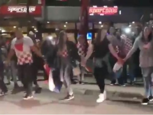 [video] Bajeczna radość Chorwatów po wygranym meczu. Tańczy wspólnie cała ulica