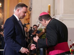 [video] Prezydent wręcza krzyż i składa hołd Polakom pomordowanym na Wołyniu