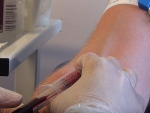 Brakuje krwi w polskich szpitalach. Lekarze apelują o pomoc