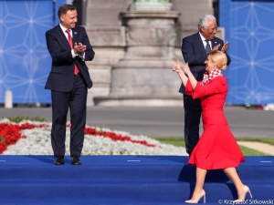 Szok! Prezydent Chorwacji na szczycie NATO pokazała uniesione kciuki! Czy spotka się z falą hejtu?