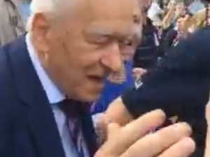 Obywatele RP do Kornela Morawieckiego przed Sejmem: "Zdrajca! Będziesz siedział! Precz z komuną!"