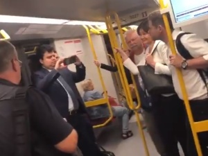 [video] Trzaskowski przejechał stację metra by zapozować do zdjęcia, a potem wsiadł do prywatnego busa?