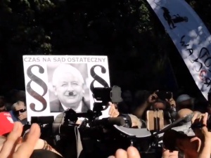 [video] Protesty przed Senatem. Jest i Kijowski. "Senatorze, Senatorko, nie zadzieraj z wściekłą Polką"