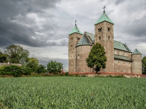 Archikolegiata pod Łęczycą. Najważniejszy zabytek sztuki romańskiej w Polsce