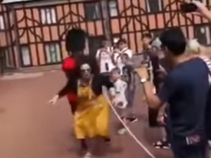 [video] Brytyjski gwardzista brutalnie popchnął turystkę z Azji