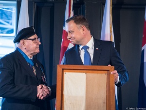 Flaga polska spod Monte Cassino - dar od Polskich Kombatantów w Nowej Zelandii