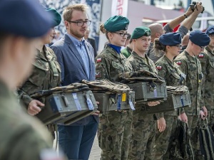 Młodzież garnie się do munduru
